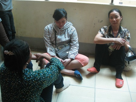 Hà Tĩnh: Bệnh nhân tử vong, người nhà đập phá bệnh viện - 4 BàTrần Thị Diên (ngoài cùng dép trái) - người trực tiếp chăm sóc bệnh nhân trong ngày 12/8