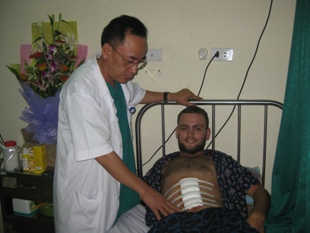 Hà Tĩnh: Bệnh nhân nước ngoài viết thư cám ơn bác sĩ - 1 Bác sĩ Phan Thanh Minh - trưởng khoa Ngoại tiêu hóa, người trực tiếp thực hiện ca mổ