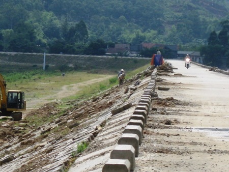 Sạt lở nghiêm trọng tại dự án đê điều hàng trăm tỷ đồng - 3 Lác đác vài người thợ đang thi công