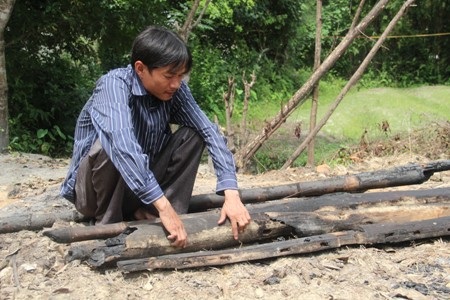 Vài ba tấm gỗ cháy nham nhở...