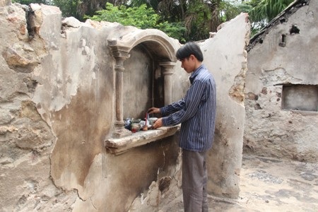 và bộ ấm chén trên bàn thờ là những gì còn lại sau vụ hỏa hoạn