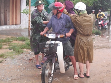 Di dân lên vùng an toàn ở Hà Tĩnh