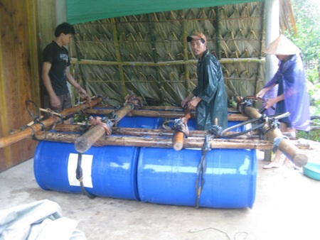 Chuẩn bị thuyền bè dự phòng.