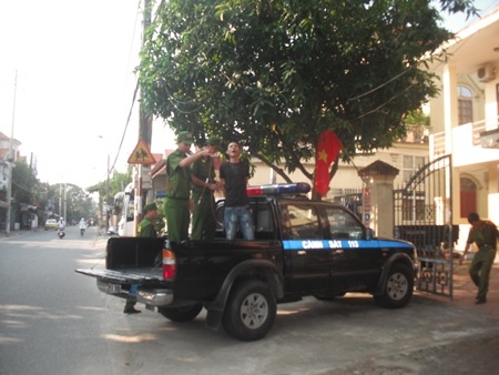 Đối tượng Tùng bị áp giải về cơ quan điều tra