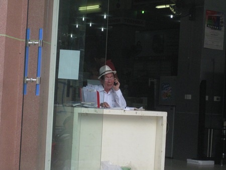 Sau khi lái xe đâm vào người CSGT, ông Nhân vào trong gọi điện thoại