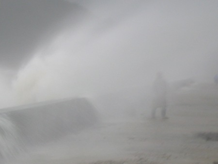 Nhiều cột sóng đánh cao từ 4 - 5m đe dọa kè biển (Ảnh: Phượng Vũ)