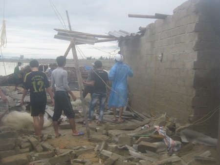 Người dân Hà Tĩnh khắc phục thiệt hai sau bão (Ảnh: Phượng Vũ)