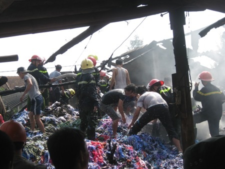 “Bà hỏa” thiêu rụi xưởng sản xuất chăn bông - 6 Toàn bộ thành phẩm chưa kịp tiêu thụ cũng bị thiêu rụi
