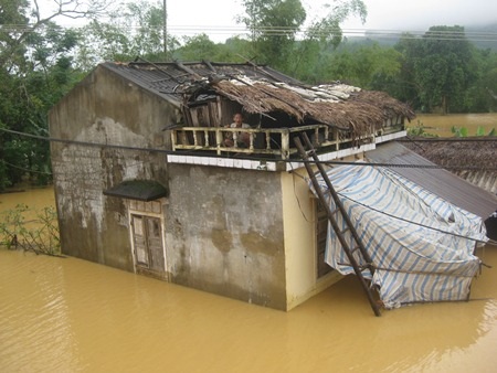 Ngôi nhà của ông đã bị cô lập hoàn toàn