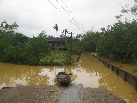 Lũ đang rút chậm nên nhiều tuyến đường vẫn bị ngập