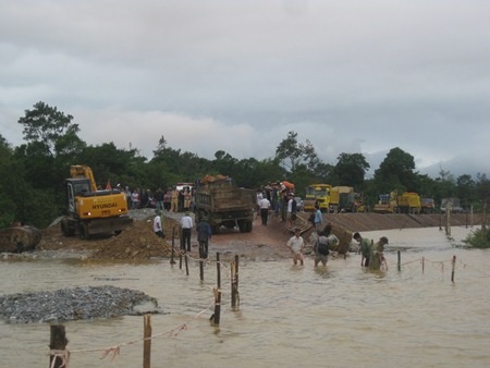 Quốc lộ 15A bị chia cắt. Các lực lượng chức năng đang triển khai khắc phục sự cố để thông QL15A.