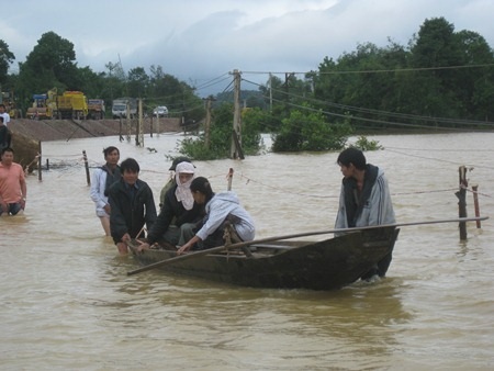 Quốc lộ 15A bị chia cắt. Các lực lượng chức năng đang triển khai khắc phục sự cố để thông QL15A.
