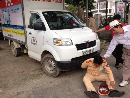 Trung úy Trần Xuân Hà bị chủ doanh nghiệp lao xe vào người