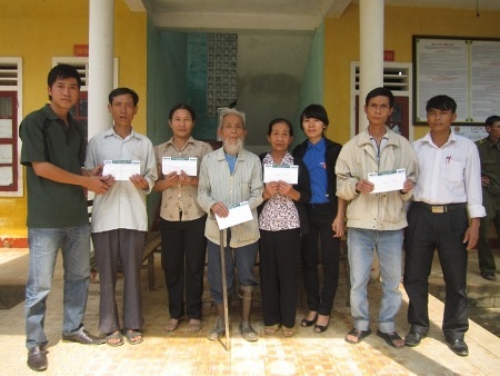 Các hộ gia đình tại xã Sơn Trung đón nhận tấm lòng của báo Dân trí và nhà tài trợ