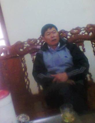 Chủ tịch xã phá mạ của dân để vận động... trồng giống lúa mới - 3 Ông Nguyễn Chỉ Dụ (đội mũ) bức xúc kể lại vụ việc