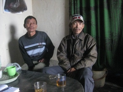 Ông Nguyễn Chỉ Dụ (đội mũ) bức xúc kể lại vụ việc