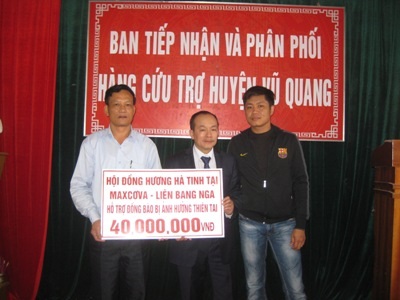Trao hơn 200 triệu đồng của kiều bào Việt Nam tại Nga đến đồng bào lũ lụt - 2 Trao số tiền 40 triệu đồng ủng hộ cho bà con vùng núi Vũ Quang