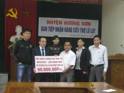 Trao hơn 200 triệu đồng của kiều bào Việt Nam tại Nga đến đồng bào lũ lụt - 3 UBMTTQ huyện Hương Sơn đón nhận tấm lòng của kiều bào Hà Tĩnh tại Matxcova