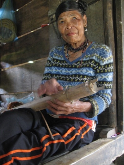 Thỉnh thoảng bà Sen mới lấy cây đàn Trơ bon ra đàn cho khách nghe