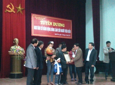 UBND tỉnh tổ chức khen thưởng cho các ngư dân dũng cảm