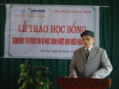 Ông Nguyễn Công Tú - phó Chủ tịch hội khuyến học Hà Tĩnh phát biểu tại buổi lễ