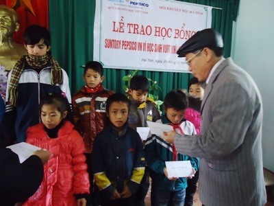 Đại diện Hội khuyến học Hà Tĩnh trao học bổng cho học sinh nghèo vượt khó