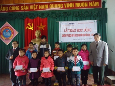 10 suất học bổng đã được trao cho 10 học sinh có hoàn cảnh khó khăn học giỏi tại huyện Thạch Hà