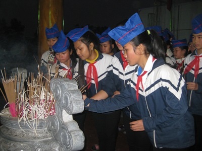 Khánh thành đài tuởng niệm Nhân dân hy sinh tại chiến truờng Đồng Lộc - 4 ... học sinh tại Can lộc đã đến thắp hương tưởng niệm những người dân đã hy sinh.