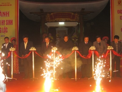 Khánh thành đài tuởng niệm Nhân dân hy sinh tại chiến truờng Đồng Lộc - 1 Cắt băng khánh thành đài tưởng niệm Nhân dân hy sinh tại Đồng lộc