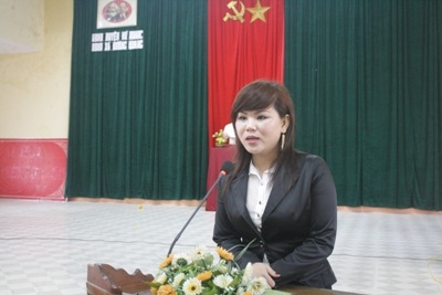 Trao quà cứu trợ của kiều bào Việt Nam tại Hàn Quốc đến đồng bào lũ lụt.