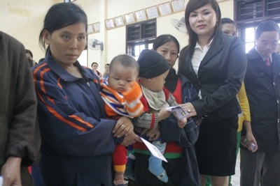 Trao quà tới bà con vùng lũ Hương Quang