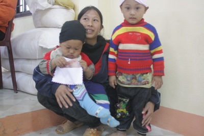 Niềm vui sau khi đón nhận món quà của gia đình chị Nguyễn Thị Quế