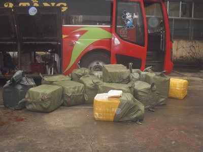 Xe ô tô khách và số hàng hóa bị bắt giữ