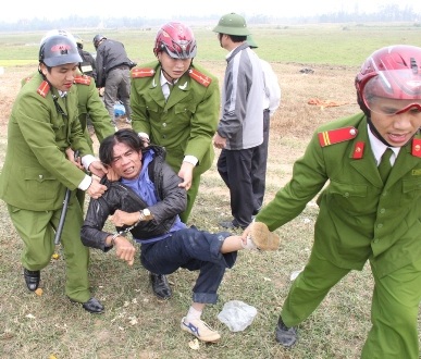 Lực lượng chức năng khống chế một người dân tham gia cản trở
