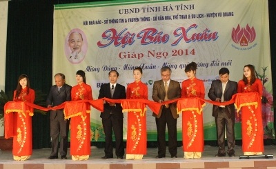 Hà Tĩnh: Dân trí trao 10 suất quà tại hội báo Xuân Giáp Ngọ 2014 (chờ TLNA xem xét)