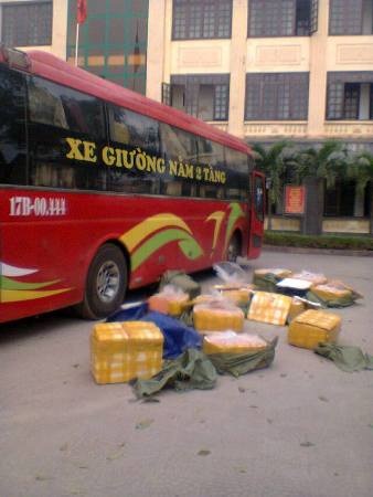 Bắt xe khách chất lượng cao chở hơn 800kg thịt, nội tạng thối - 1 Xe khách bị bắt cùng tang vật