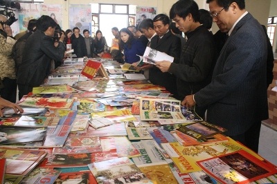 Lãnh đạo tỉnh tham quan gian trưng bày ấn phẩm báo Dân Trí