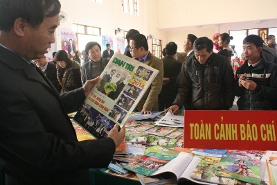 Hà Tĩnh: Dân trí trao 10 suất quà tại hội báo Xuân Giáp Ngọ 2014 (chờ TLNA xem xét)