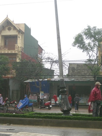 Xe ô tô "làm loạn" trên đường - 3 Cột điện cao thế bị xiêu vẹo