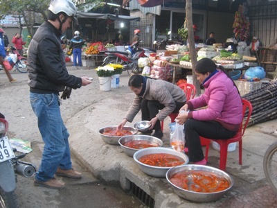 Dân nghèo, ông Táo cũng “tiết kiệm”! - 6 Đến buổi trưa các hàng cá đã ế ẩm, ít người hỏi mua...