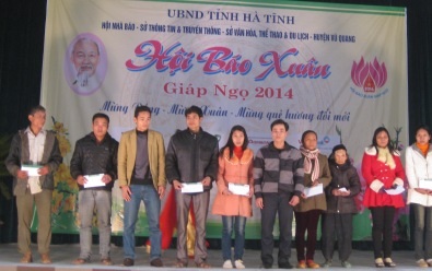 Quỹ Nhân ái trao 10 suất quà đến các gia đình khó khăn - 7 Pv báo Dân trí trao 10 suất quà Tết đến người dân vùng vùng rốn lũ Vũ Quang