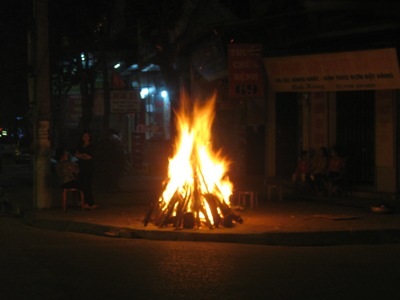 Đốt lửa đêm giao thừa...