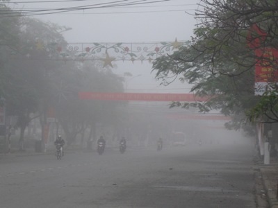 Sương mù giăng kín nhiều tuyến phố kiến người dân di chuyển khó khăn