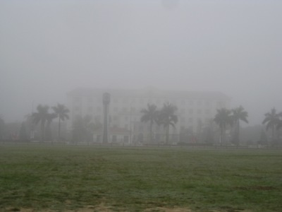 ...trụ sở UBND tỉnh chìm trong màn sương mù