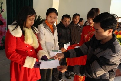 Pv báo Dân trí trao 10 suất quà Tết đến người dân vùng vùng rốn lũ Vũ Quang