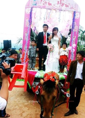 Lễ rước dâu độc đáo của đôi vợ chồng trẻ