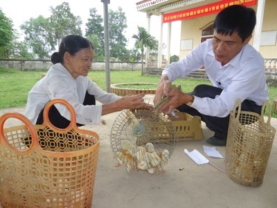 Một nhà báo tặng hơn 2.000 con gà giống cho quê nhà - 3 Bà con Bùi Xá vui mừng với món quà thiết thực