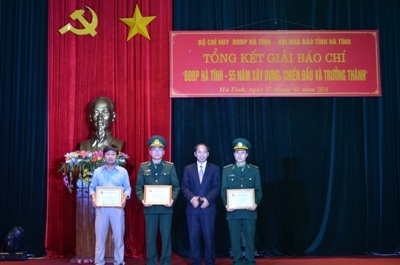 Lãnh đạo tỉnh trao gaiir cho các tác giả đoạt giải A