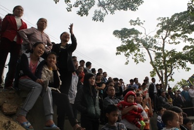 Người dân cỗ vũ reo hò hai bên bờ Minh Giang