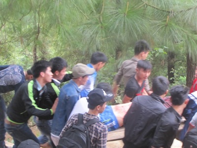 Đưa nạn nhân đi cấp cứu